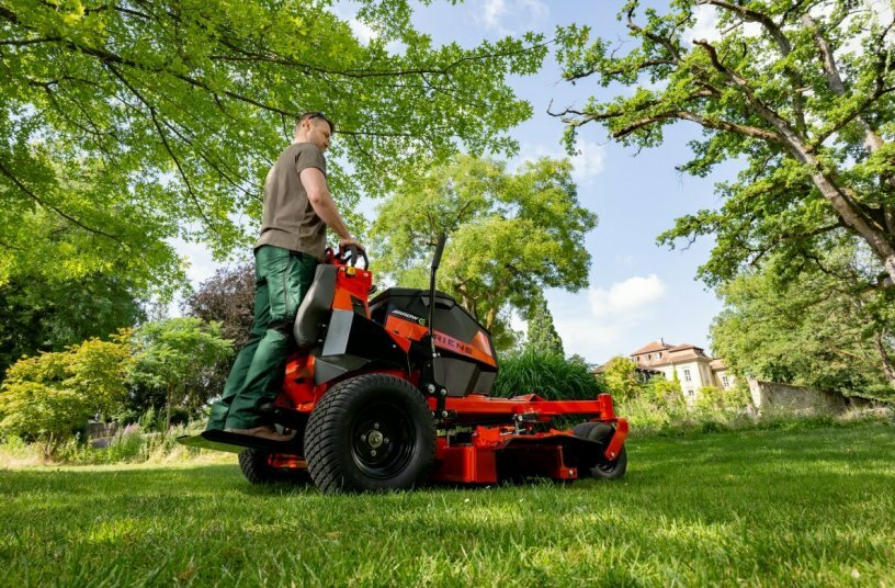 The advantages of a stand-on mower are its compact dimensions, its enormous manoeuvrability, its ergonomic driving position and its excellent visibility thanks to a full view of the entire mowing deck.<br>IMAGE SOURCE: AriensCo GmbH