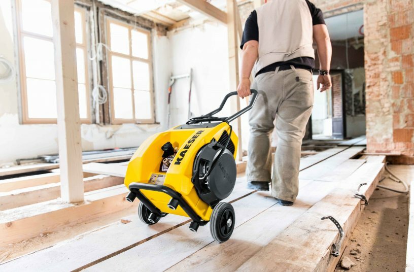 „Druckluft to go“ für die Baustelle: der handliche, robuste, drehzahlgeregelte und leistungsstarke Handwerkerkompressor i.Comp.<br>BILDQUELLE: KAESER KOMPRESSOREN SE