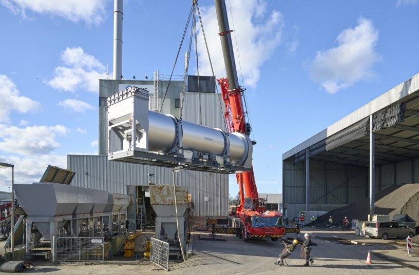 Positioning of the Benninghoven dryer drum in preparation for installation.<br>IMAGE SOURCE: WIRTGEN GROUP