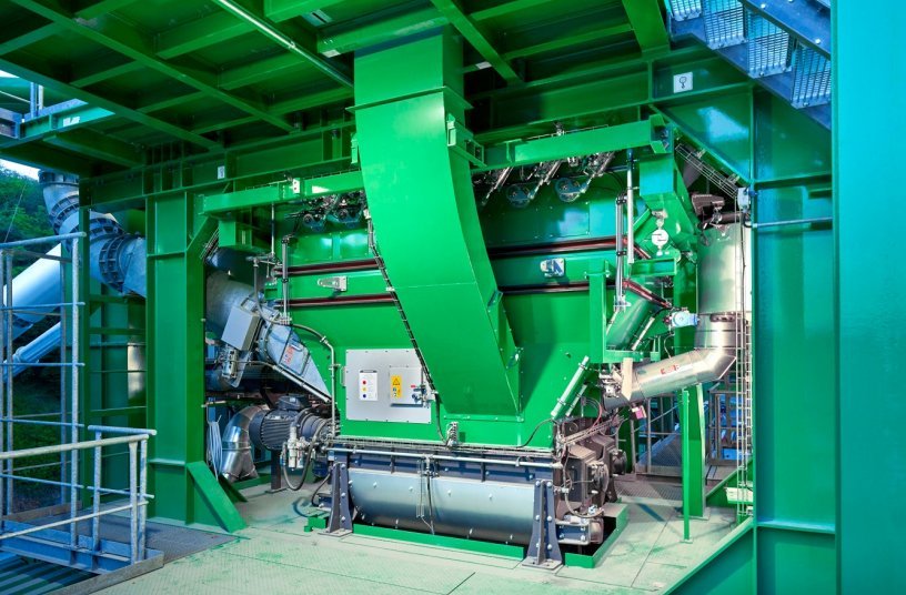 320 t/h mixing capacity: the new 4-t mixer with a chute for feeding recycled material (hot and cold) as well as aggregates for the production of specialised asphaltic mixtures. <br> Image source: WIRTGEN GROUP