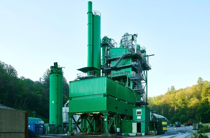 Retrofit highlight: the new mixing tower. The technical elements in the mixing tower were taken from the Benninghoven transportable TBA 4000 plant type. <br> Image source: WIRTGEN GROUP