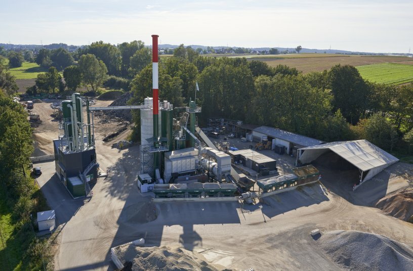 In the Aichach asphalt mixing plant, wood dust is used as a fuel instead of heating oil by the Benninghoven EVO Jet multi-fuel burner.<br>IMAGE SOURCE: WIRTGEN GROUP