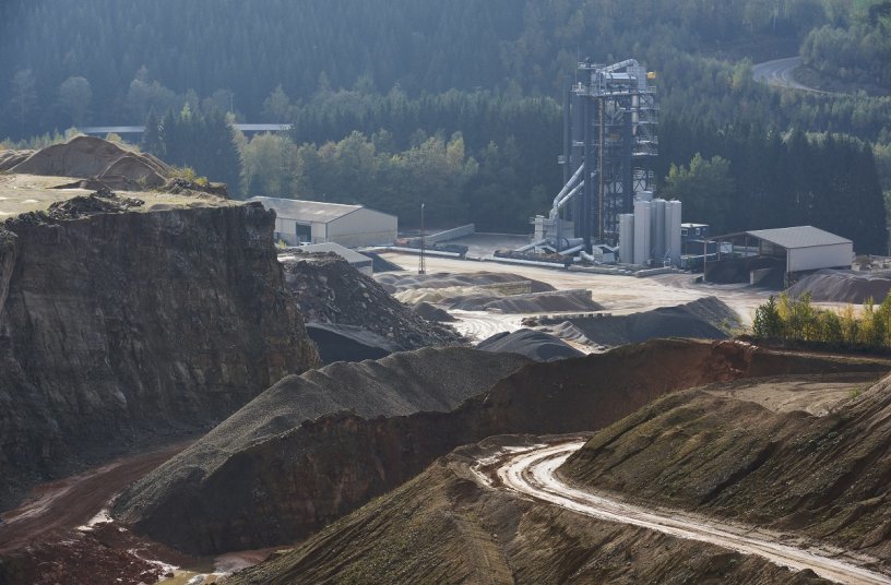 Plant operator Boreta S. A., a subsidiary of Bodarwé, will use the TBA 4000 at Baugnez near Malmedy to make asphaltic mixtures from a wide range of recipes, directly from the quarry. <br> Image source: WIRTGEN GROUP