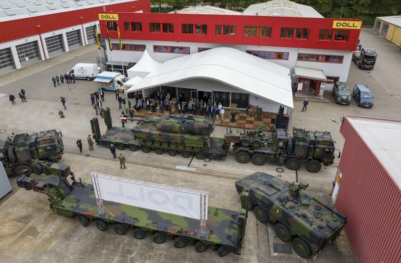 Beladener Sattelanhänger mit Leopard 2<br>BILDQUELLE: DOLL Fahrzeugbau