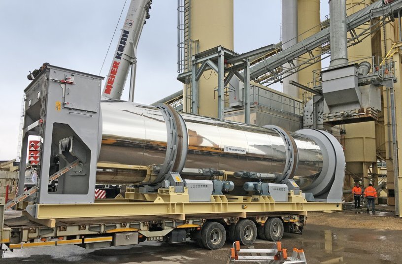 Teamwork: low-loaders transport the new dryer drum to its final position. The Guggenberger crew and the Benninghoven fitters complement one another perfectly in this process. <br> Image source: WIRTGEN GROUP; Benninghoven