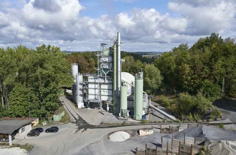 The REVOC system was custom-tailored to meet the needs of the Benninghoven TBA plant. It produces 80,000 to 100,000 t of high-quality asphalt mixes for motorways, roads and infrastructure projects.<br>IMAGE SOURCE: WIRTGEN GROUP