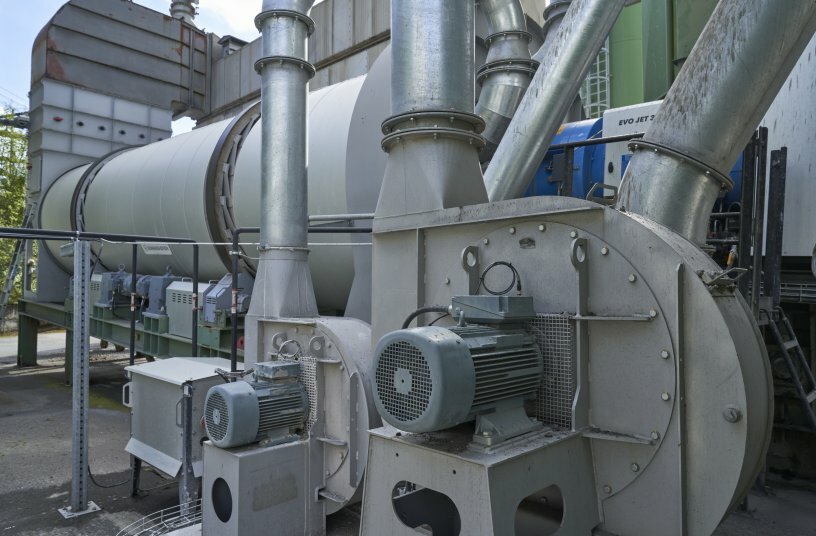 Thanks to the catalytic converter for asphalt mixing plants, the emissions are extracted from the process at source.<br>IMAGE SOURCE: WIRTGEN GROUP