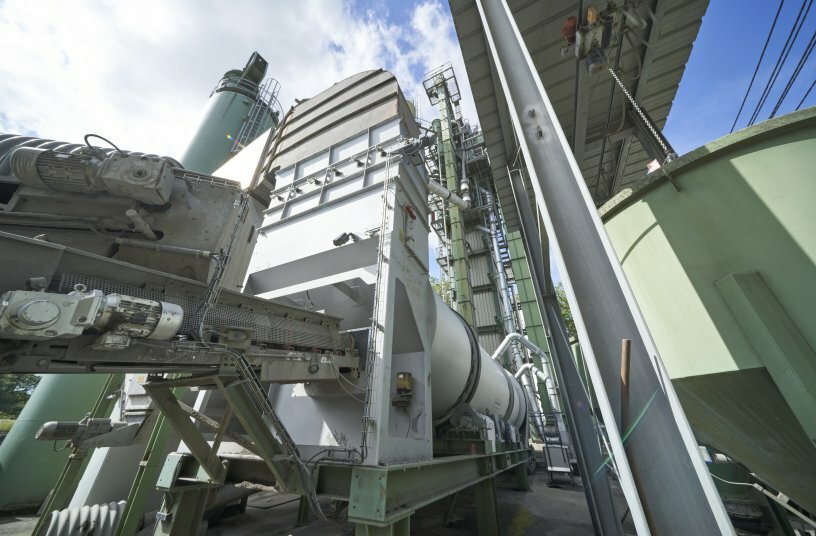 Higher RAP feed rates and lower Ctot emissions increase the sustainability of the asphalt production process. <br>IMAGE SOURCE: WIRTGEN GROUP