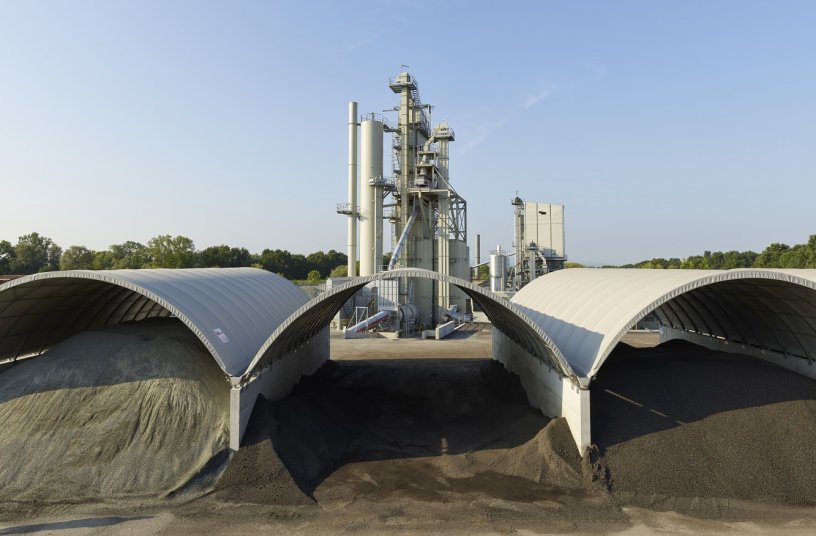 Roofs for dry storage of virgin mineral and recycling material save a large amount of fuel and therefore CO2 during drying and heating of the material.<br>IMAGE SOURCE: WIRTGEN GROUP; Benninghoven