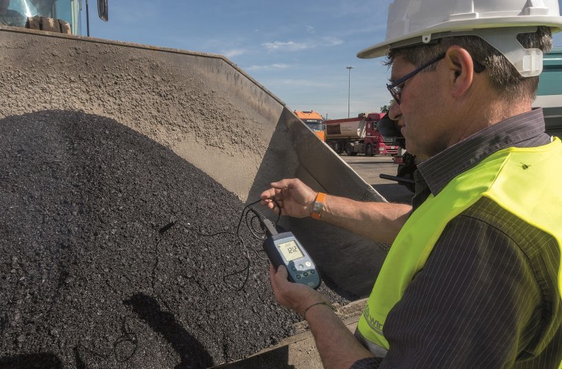 Reduced-temperature asphalt offers a high potential for saving energy and CO2: The key contribution comes from the production, i.e. from a Benninghoven asphalt mixing plant with the appropriate technology.<br>IMAGE SOURCE: WIRTGEN GROUP; Benninghoven