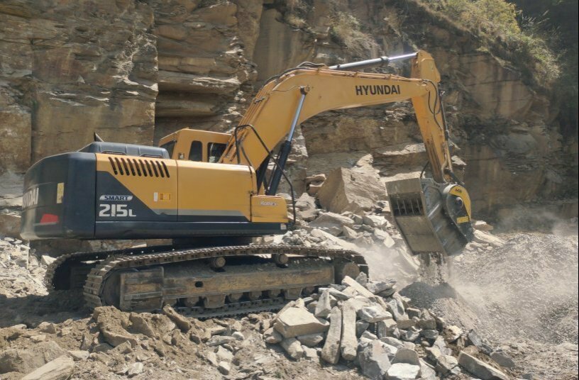 BF90.3 - Hyundai R215 - India - Road works - Hill Rock Stone<br>BILDQUELLE: MB Crusher