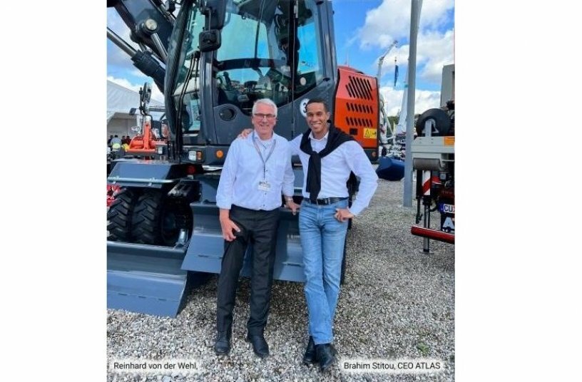 Brahim Stitou and Reinhard von der Wehl at NordBau in front of an ATLAS 135Wsr<br>IMAGE SOURCE: © ATLAS GmbH