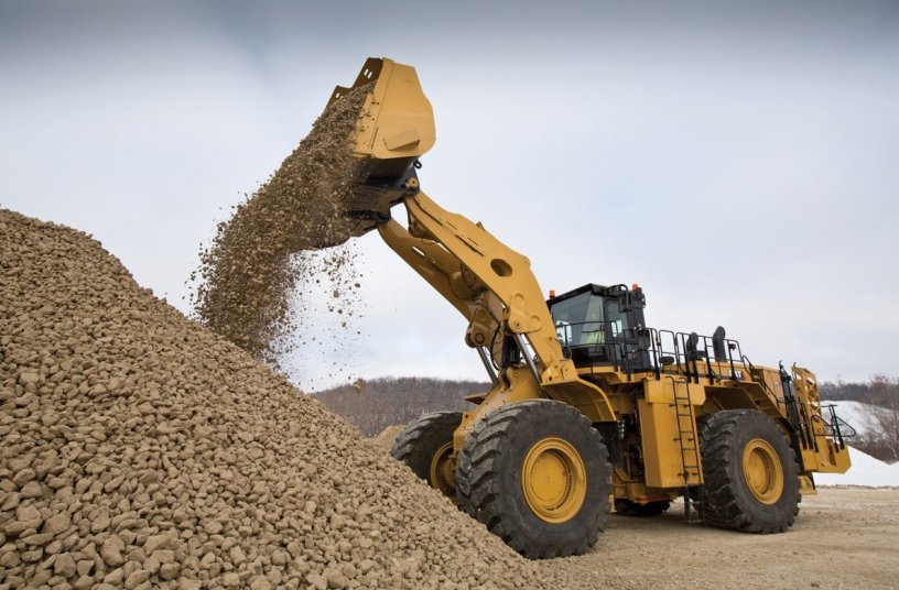 The new Cat 992 wheel loader with an engine output of 614 kW (835 hp) and an operating weight of around 106 tons. <br>Image source: Zeppelin Baumaschinen GmbH  </br> 