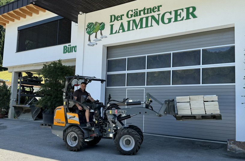 Hannes Laiminger lädt häufig Steinpaletten oder anderes schweres Material auf seinem Betriebshof auf und auf der Baustelle wieder ab– eine der Kernkompetenzen des G2300 HD X-TRA<br>BILDQUELLE: TOBROCO‑GIANT