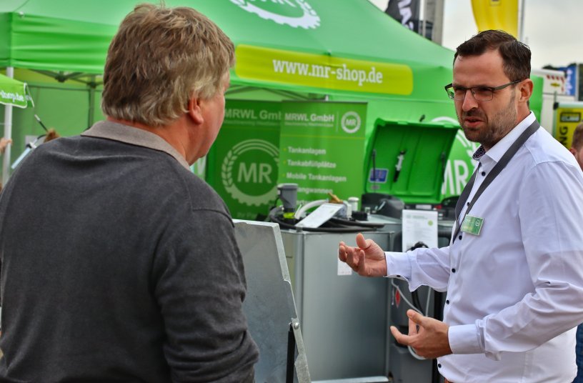 Vertriebsleiter Patrick Völler führte wie das Team des mr-shop zahlreiche  Gespräche mit den knapp 40.000 Besuchern der NordBau in Neumünster.<br>BILDQUELLE: Maschinenring Westfalen Lippe GmbH