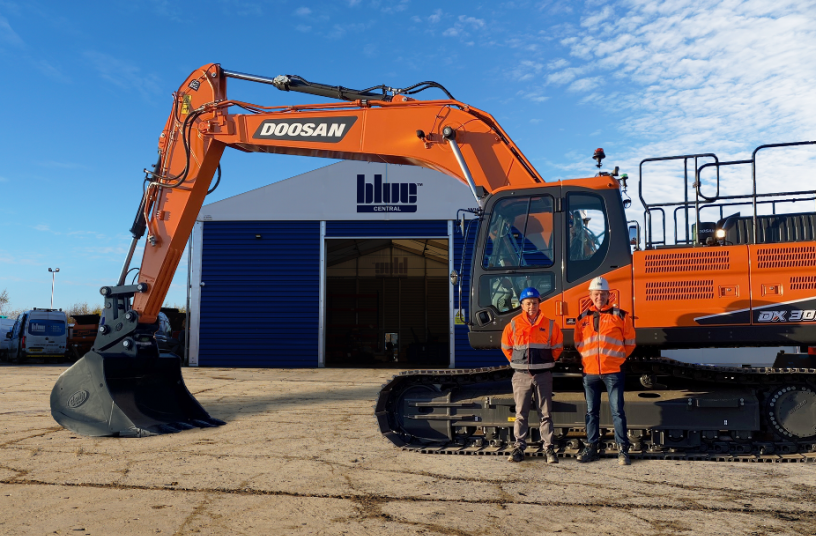 From left to right – Steve Edwards, Blue Central Aftersales Manager and Sean McGeary, Blue Central Sales Director <br> Image source: Doosan Infracore Europe