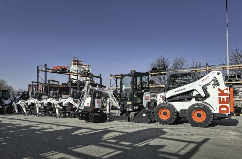 Bobcat DEK Handover<br>IMAGE SOURCE: Doosan Bobcat EMEA
