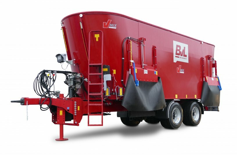 Der neue, kompakte Dreischnecken-Futtermischwagen V-MIX Plus 32-3S von BvL ergänzt das Produktprogramm des Fütterungstechnik-Spezialisten aus dem Emsland.<br>BILDQUELLE: Bernard van Lengerich  Maschinenfabrik GmbH & Co. KG
