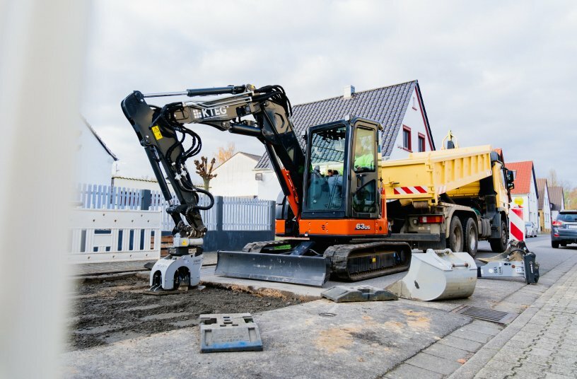 Ist der KTEG 63US-6 mit der KTEG P-Line ausgestattet werden, zeigt er, dank perfektem Zusammenspiel von Rotationsschnellwechsler, Anbaugeräten und Assistenzsystemen, wie wahre Effektivität auf der Baustelle aussehen kann.<br>BILDQUELLE: Kiesel GmbH