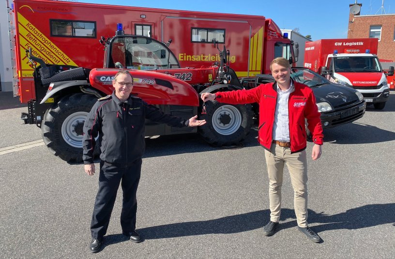 CASE IH Key handover: Karlheinz Eismar, Düren District Fire Chief(left) and Philipp Pamme, Product Manager Case IH(right)<br>IMAGE SOURCE: CNH Industrial N.V.; Case IH