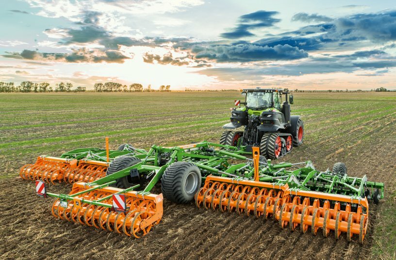 Maximum output thanks to the 12 m working width and working speeds of up to 18 km/h.<br>IMAGE SOURCE: AMAZONEN-WERKE H. DREYER SE & Co. KG