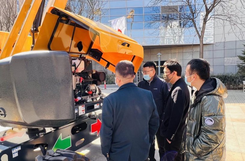Visitors getting hands on experience and technical explanations with Haulotte lifting equipment<br>IMAGE SOURCE: Haulotte Group
