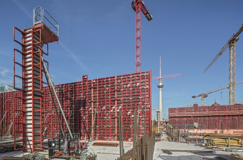 Das MAXIMO Wandschalungssystem und die QUATTRO Säulenschalung ermöglichten die rasche und sichere Herstellung der vertikalen Stahlbetonbauteile. <br> Bildquelle: PERI GmbH 