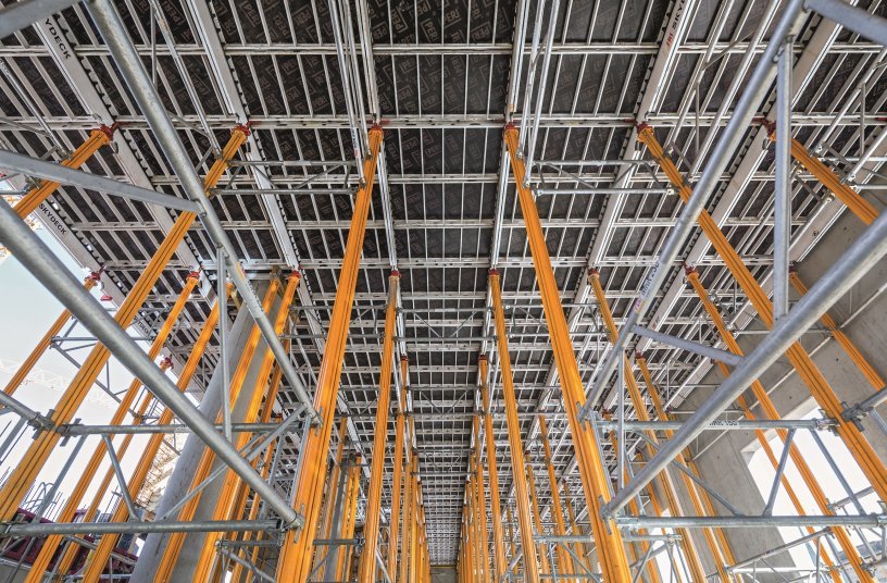 Leichte und flexibel einsetzbare SKYDECK und MULTIPROP Systembauteile aus Aluminium sparten beim Schalen der Geschossdecken Zeit und Kosten. <br> Bildquelle: PERI GmbH 
