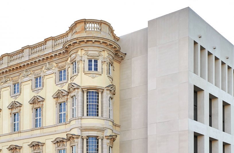 Das Humboldt Forum lebt vom Kontrast barocker und zeitgenössischer Architektur, was beispielsweise an der Nord- und Ostfassade deutlich wird. <br> Bildquelle: SHF/Stephan Falk)