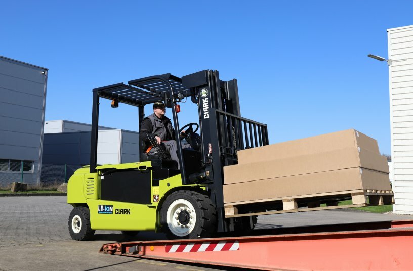 The standard ramp function ensures safe use on sloping terrain or ramps, which prevents the truck from accidental acceleration or rolling back<br>IMAGE SOURCE: CLARK Europe GmbH