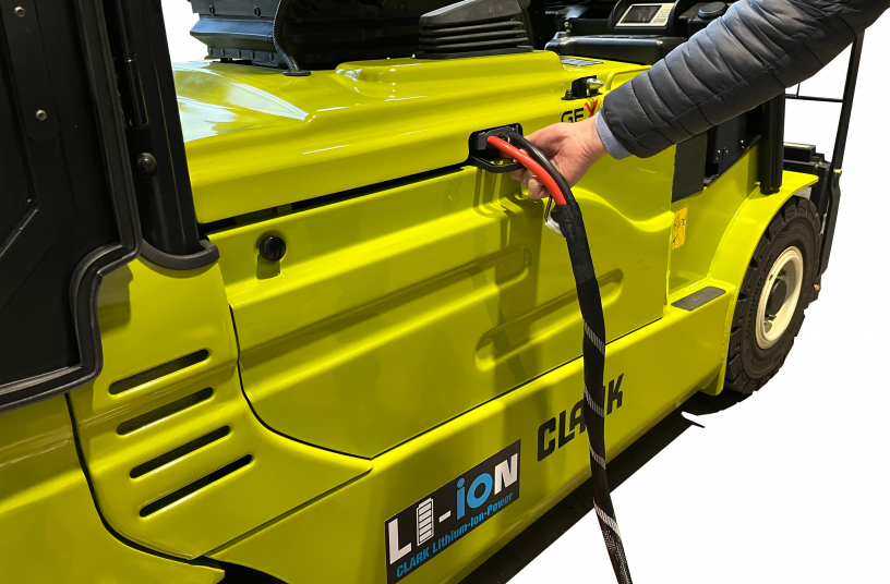 The 80 V charger only requires a power connection (CEE 16 A plug) and fully recharges the battery in just 3.5 hours<br>IMAGE SOURCE: CLARK Europe GmbH
