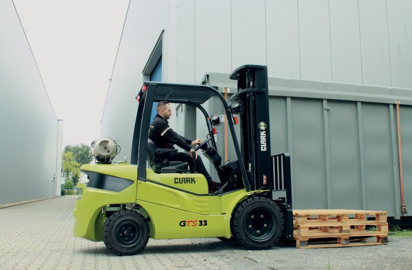 Wet multi-disc brakes, a transmission in separate design, a stable, vibration-free steering axle as well as the ergonomic driver's workplace make the trucks not only robust and reliable, but also comfortable and safe.<br>IMAGE SOURCE: CLARK Europe GmbH