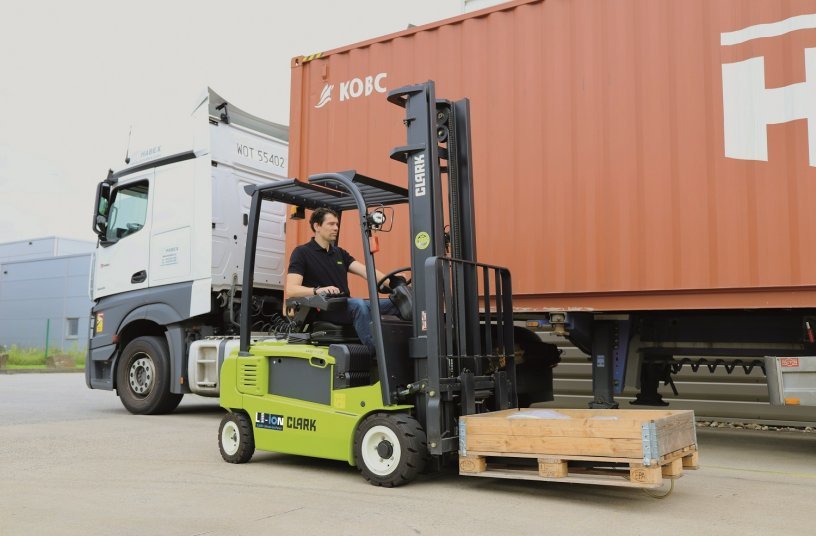 The manoeuvrable GEX and GTX electric forklifts with Li-Ion battery are in demand wherever it is important to deliver top performance reliably and cost-efficiency day after day. <br> Image source: CLARK Europe GmbH
