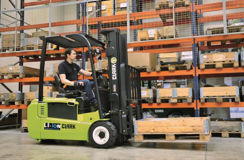 Operators can not only increase productivity with the use of Li-Ion batteries, but also save costs for maintenance, infrastructure and replacement batteries. <br> Image source: CLARK Europe GmbH