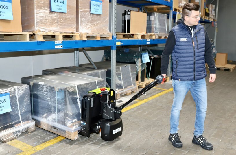The low-lift truck is extremely compact and maoeuvrable with a length to the front of the forks (L2 dimension) of only 400 mm and an aisle width of only 1810 mm<br>IMAGE SOURCE: CLARK Europe GmbH