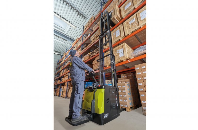 The powerful lift motor and proportional hydraulic system ensure smooth and precise lifting and lowering of loads at lifting heights of up to 5.8 m. <br> Image source: CLARK Europe GmbH