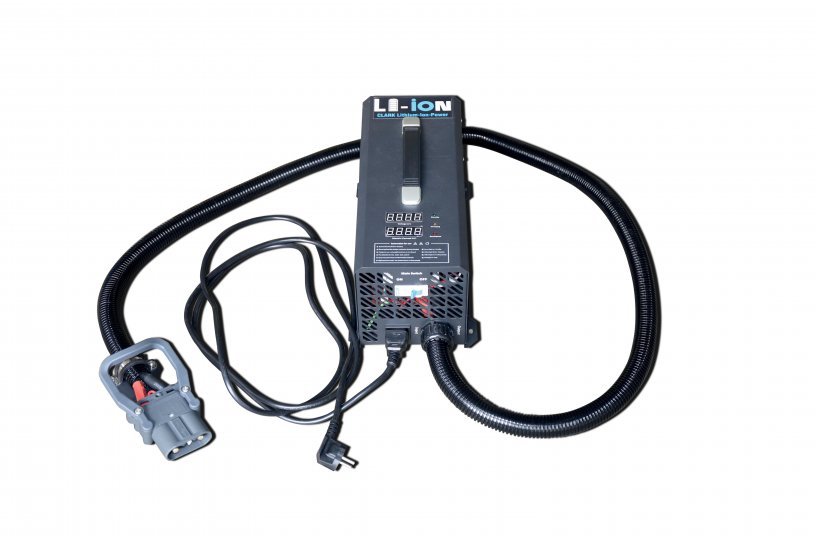 To charge the Li-Ion battery, simply connect the external charger to the battery. No high-voltage connection is required. The battery can be recharged at any 230-volt socket. <br> Image source: CLARK Europe GmbH