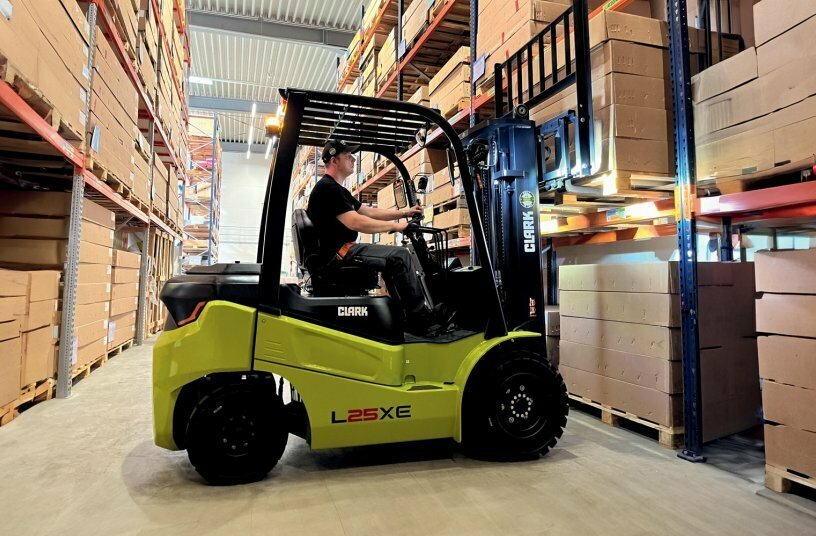 The Raider's ergonomic driver's seat with generous footwell ensures fatigue-free working even over long shifts<br>IMAGE SOURCE: CLARK Europe GmbH