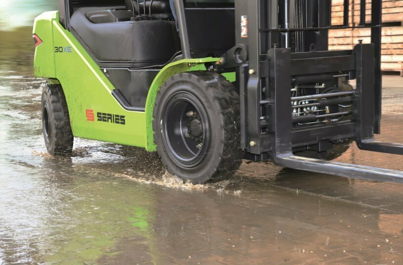Thanks to water-protected components, such as the IP54 protection (dust and splash-proof) of the drive and hydraulic motor, the Crossover electric forklift trucks can be used outdoors in damp working environments or in bad weather without any problems<br>IMAGE SOURCE: CLARK Europe GmbH