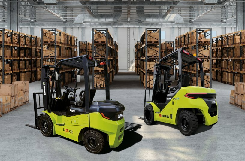 Die Crossover Modelle kombinieren die Vorteile umweltfreundlicher elektrischer Gabelstapler mit der Vielseitigkeit und Robustheit traditioneller Diesel- und Treibgasstapler<br>BILDQUELLE: CLARK Europe GmbH