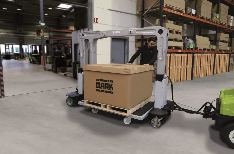 The trolleys can be loaded on both sides and pushed into the frame's lifting system without much effort. The operator can walk through the frame to get to the other side of the trailer <br> Image source: CLARK Europe GmbH
