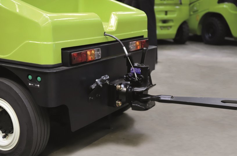 For coupling and uncoupling the trailers, in addition to the standard trailer coupling without remote release, a coupling with remote release is available. With the help of this coupling, the tractors can automatically hitch and unhitch other trailers <br> Image source: CLARK Europe GmbH