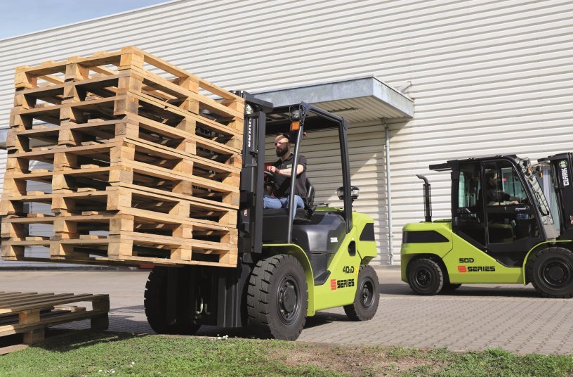 Wherever high handling performance and availability are crucial, the trucks score with their robust design, reliable, safe and powerful operation and low operating and maintenance costs.<br>IMAGE SOURCE: CLARK Europe GmbH