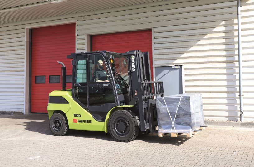 The S-Series has, among other things, wet maintenance-free multi-disc brakes, a long-life and electronically protected gearbox, proven lift masts from our own production with 6-roller fork carriage, an extremely stable steering axle and fully welded frames.<br>IMAGE SOURCE: CLARK Europe GmbH
