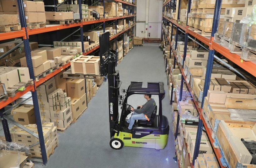 Aufgrund ihrer kompakten Bauweise und beeindruckenden Wendigkeit sind die Elektrostapler der S-Series Electric STE und SE die ideale Lösung für den Einsatz in engen Regalgängen.<br>BILDQUELLE: CLARK Europe GmbH