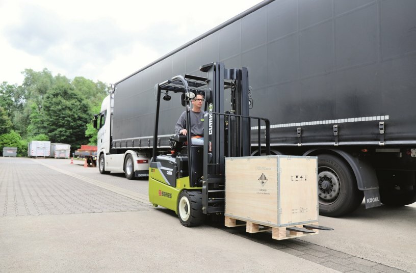 Two traction motors in the parallel front-wheel drive, each with an output of 4.4 kW and 48 V three-phase AC technology, ensure rapid acceleration and travelling speeds of up to 16 km/h<br>IMAGE SOURCE: CLARK Europe GmbH