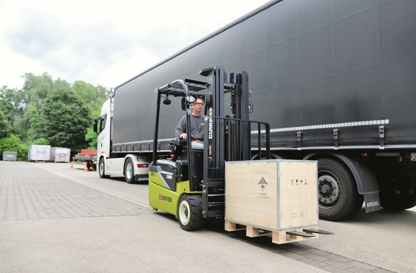 Zwei Fahrmotoren im Parallelfrontantrieb mit je 4,4 kW Leistung und 48 Volt-Drehstromtechnologie sorgen für eine zügige Beschleunigung sowie für Fahrgeschwindigkeiten von bis zu 16 km/h<br>BILDQUELLE: CLARK Europe GmbH