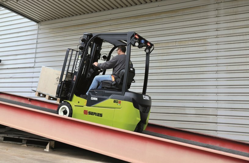 Den sicheren Einsatz Rampen garantiert die automatisch einfallende elektrische Parkbremse, die ein unbeabsichtigtes Beschleunigen oder Zurückrollen des Staplers verhindert <br>BILDQUELLE: CLARK Europe GmbH