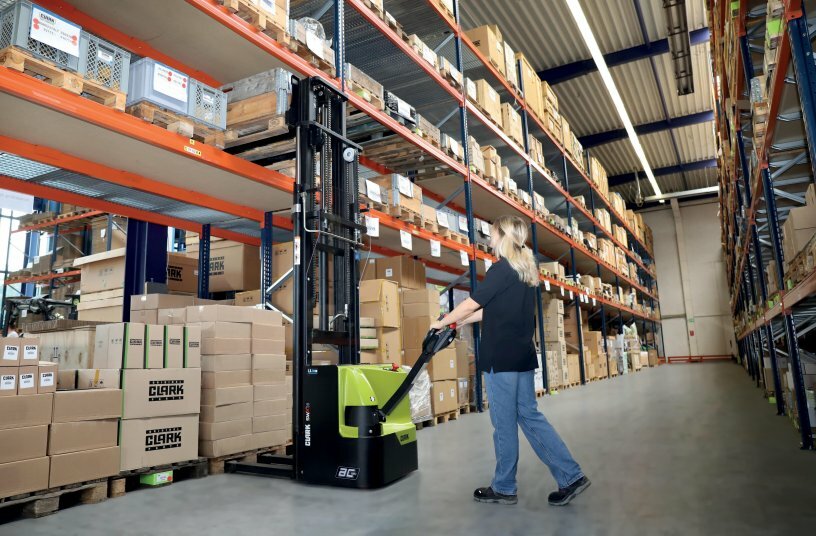The Clark SWX16 high-lift truck with a load capacity of 1.6 t and Li-Ion battery is suitable for the transport and storage of goods over short distances in industry, trade and distribution.<br>IMAGE SOURCE: CLARK Europe GmbH