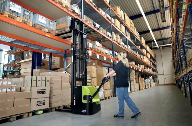 The Clark SWX16 high-lift truck with a load capacity of 1.6 t and Li-Ion battery is suitable for the transport and storage of goods over short distances in industry, trade and distribution.<br>IMAGE SOURCE: CLARK Europe GmbH